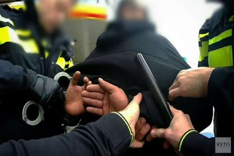 Politie houdt twee mannen aan voor openlijke geweldpleging en poging doodslag