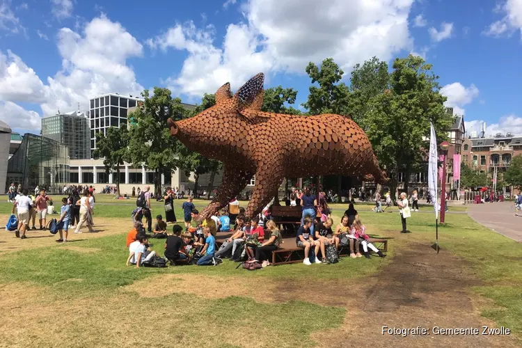 Beeld Ode aan het varken tijdelijk op Rodetorenplein