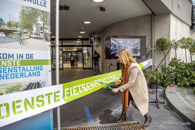 Staatssecretaris Van Veldhoven opent ‘groenste fietsenstalling van Nederland’