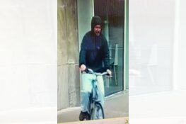 Gezocht: Man bekladde rechtbank Zwolle, wie is hij?
