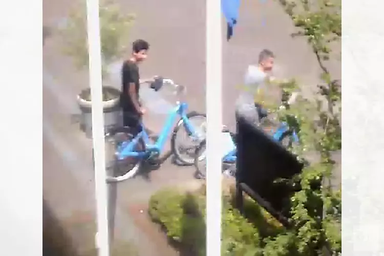 E-bikes gestolen, wie herkent de jongens?