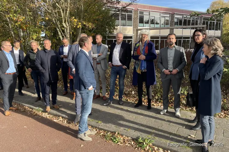 Gedeputeerde en wethouder op bezoek bij gebiedsontwikkeling Zwartewaterallee