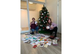 Zwolse jongeren zetten kerstkaartenactie op voor vluchtelingen. 'We hopen dat ze zich zo welkom voelen.'