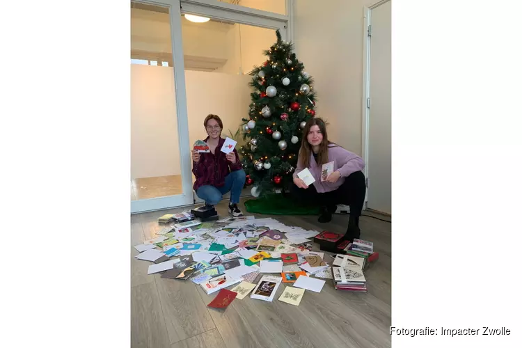 Zwolse jongeren zetten kerstkaartenactie op voor vluchtelingen. &#39;We hopen dat ze zich zo welkom voelen.&#39;