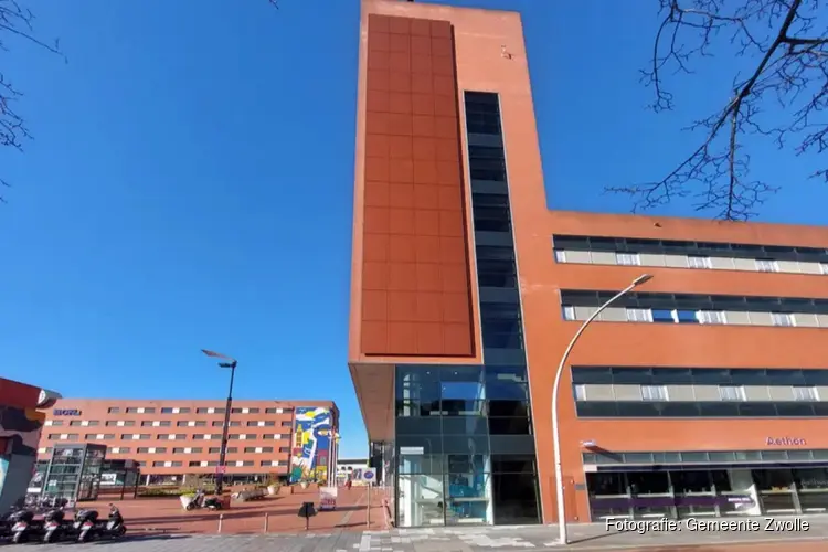 Grootste gekleurde zonnegevel op Stadskantoor Zwolle