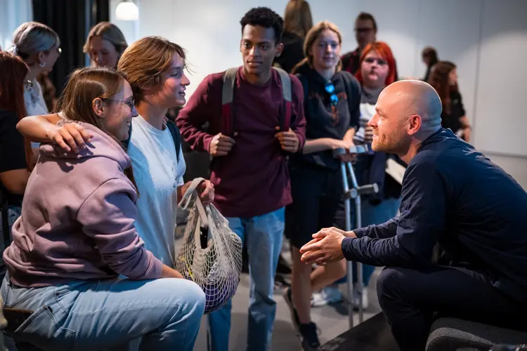 Rapper Sticks inspireert examenkandidaten tijdens collegetour op Cibap