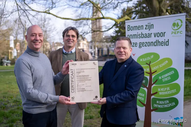Zwolle ontvangt als eerste wereldwijd het PEFC-certificaat voor bomen buiten het bos