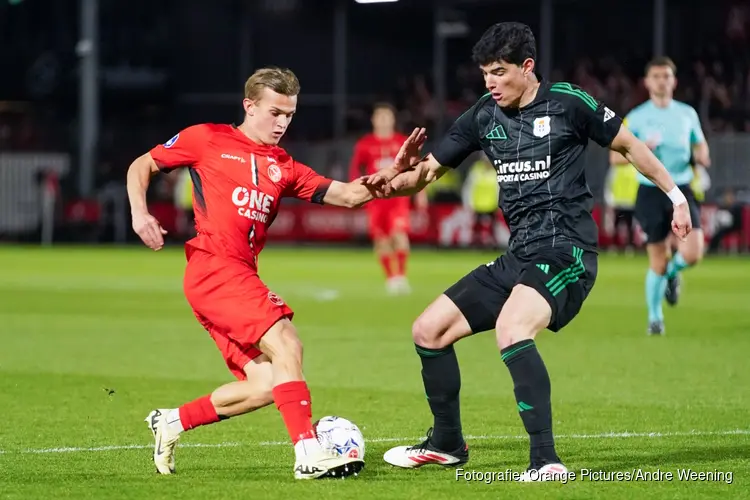 Almere City FC op karakter naast PEC Zwolle