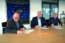 Aannemers ondertekenen raamovereenkomsten om invasieve waterplanten in De Wieden en Weerribben te bestrijden