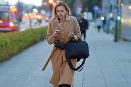 Bijna helft jonge vrouwen loopt of rijdt weleens om voor eigen veiligheid