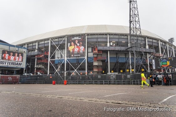 Excellerende Ueda helpt Feyenoord aan ruime zege op PEC Zwolle