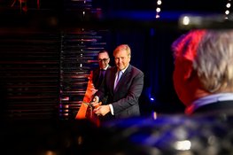 Koning Willem-Alexander opent nieuwe fabriekshal van composietproducent Prince Fibre in Kampen