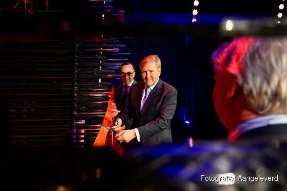 Koning Willem-Alexander opent nieuwe fabriekshal van composietproducent Prince Fibre in Kampen