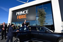 Koning Willem-Alexander opent nieuwe fabriekshal van composietproducent Prince Fibre in Kampen