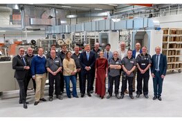 Koning Willem-Alexander opent nieuwe fabriekshal van composietproducent Prince Fibre in Kampen