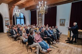 Eerste editie Kaaskrant uitgereikt aan wethouder Jan Hoekzema