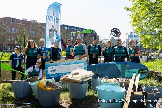 Wethouder Paul Guldemond opent vijfde seizoen Clean up on Tour: 133 kilo afval uit Zwolse grachten gevist