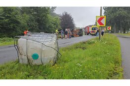 Werkbus van gemeente Oldebroek slaat om na slip in bocht op N308 bij Wezep