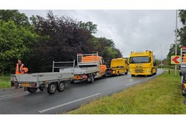 Werkbus van gemeente Oldebroek slaat om na slip in bocht op N308 bij Wezep