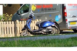 Scooterrijder botst op werkbusje op 't Harde