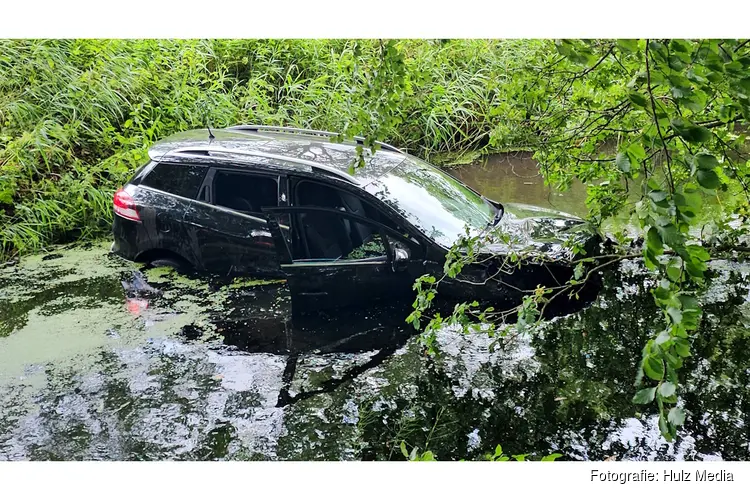Auto belandt in water na forse kop-staartbotsing op N308 in Wezep