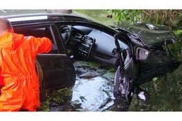 Auto belandt in water na forse kop-staartbotsing op N308 in Wezep