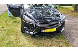 Auto belandt in water na forse kop-staartbotsing op N308 in Wezep
