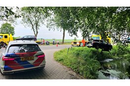 Auto belandt in water na forse kop-staartbotsing op N308 in Wezep
