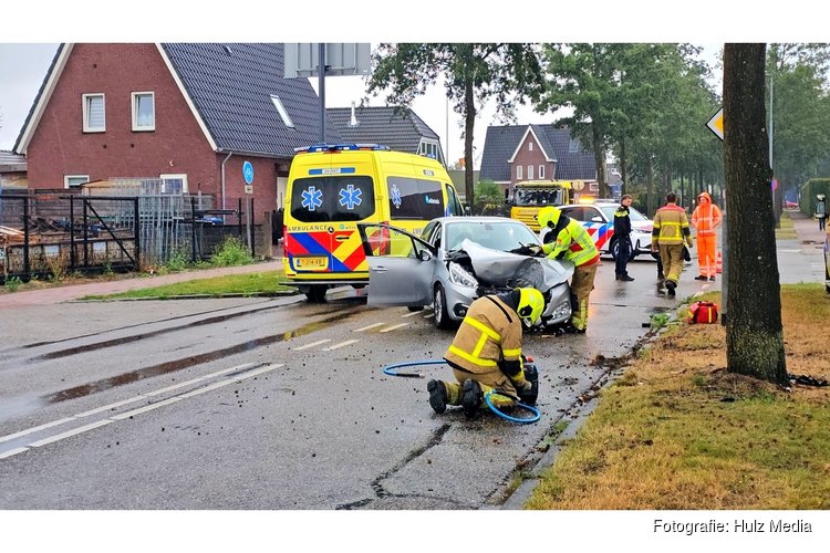 Twee personen naar ziekenhuis na botsing tegen boom in Wezep