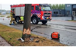 Twee personen naar ziekenhuis na botsing tegen boom in Wezep