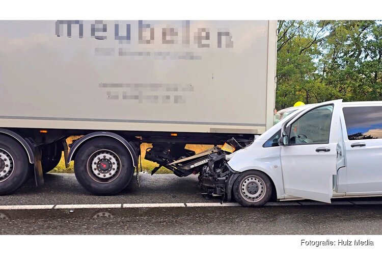 Flinke verkeershinder na ongeval met bestelbus en vrachtwagen op A28 't Harde