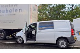 Flinke verkeershinder na ongeval met bestelbus en vrachtwagen op A28 't Harde