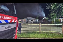 Uitslaande brand in bijgebouw aan Engweg in Heerde, paarden tijdelijk in veiligheid gebracht