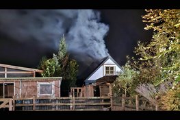 Uitslaande brand in bijgebouw aan Engweg in Heerde, paarden tijdelijk in veiligheid gebracht
