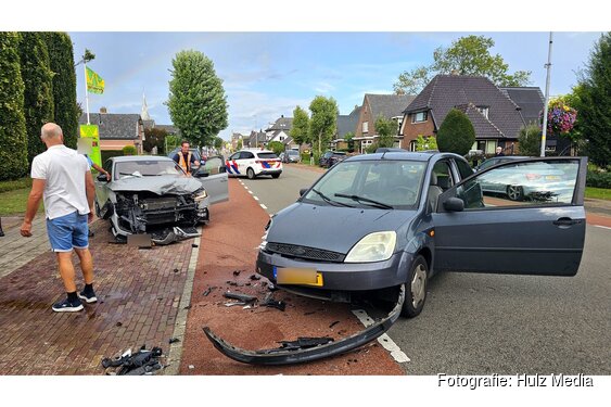 Flinke schade na botsing tussen twee auto's op Zuiderzeestraatweg in Oldebroek