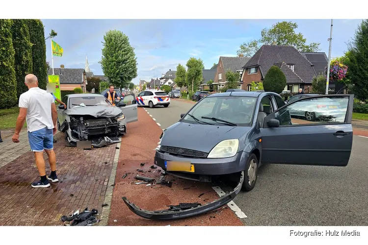 Flinke schade na botsing tussen twee auto's op Zuiderzeestraatweg in Oldebroek