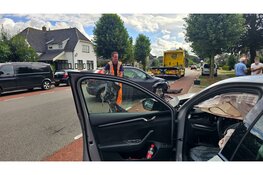 Flinke schade na botsing tussen twee auto's op Zuiderzeestraatweg in Oldebroek