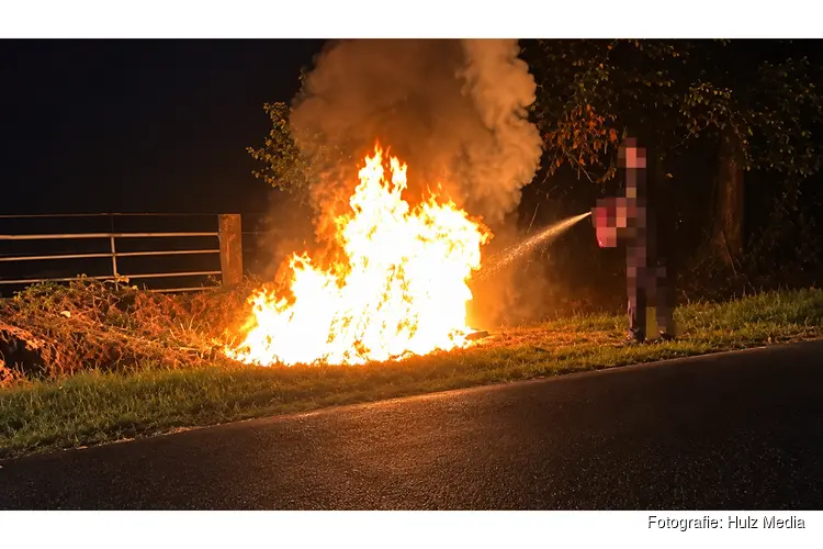 Dixie volledig uitgebrand op parkeerplaats Schouwenburg op ’t Harde