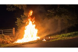 Dixie volledig uitgebrand op parkeerplaats Schouwenburg op ’t Harde