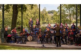 Muziekkoepel Nering Bögel sluit seizoen 2026 feestelijk af met Edge, Hanzestadband én aandacht voor IPSO Centrum Salland