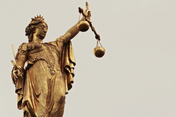 Gevangenisstraf van 36 maanden voor aanranding en schennispleging in twee binnenspeeltuinen