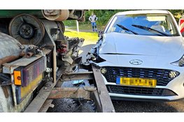 Bestuurster botst achterop vrachtwagen op ’t Harde door laagstaande zon