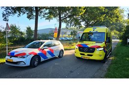 Bestuurster botst achterop vrachtwagen op ’t Harde door laagstaande zon