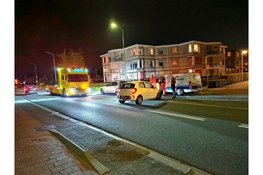 Automobilist botst hard op geparkeerde auto in Wezep