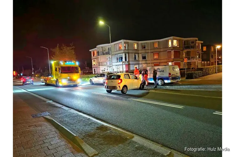 Automobilist botst hard op geparkeerde auto in Wezep