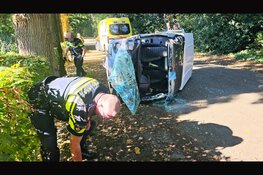 Bestuurder bekneld na botsing met bomen op Engelandsweg in Wezep