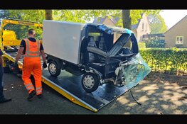 Bestuurder bekneld na botsing met bomen op Engelandsweg in Wezep