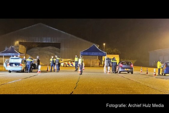Grote controle op ’t Harde levert illegale sigaretten en wapen op