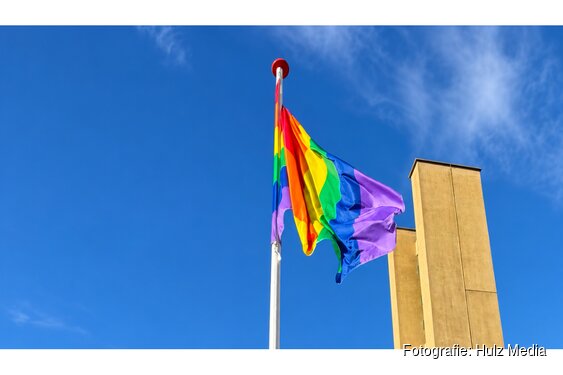 Regenboogvlag gehesen bij Kruiskerk in Wezep: inwoners tonen massaal steun aan lhbtiq+-gemeenschap