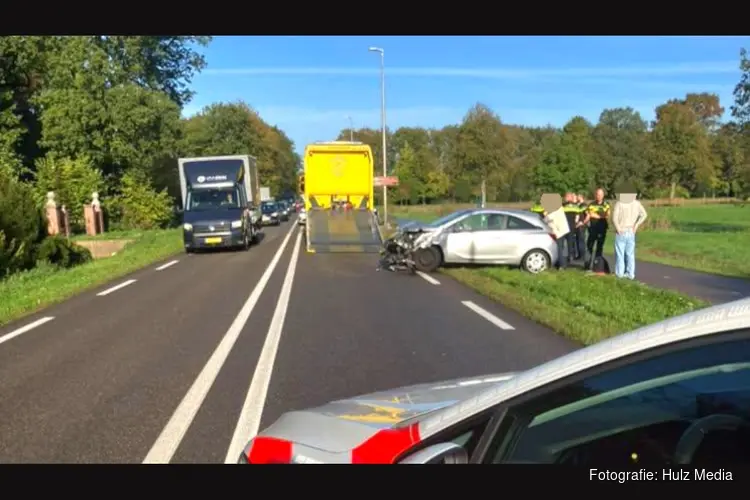 Flinke schade bij kop-staartbotsing tussen auto en vrachtwagen op Zuiderzeestraatweg in Wezep